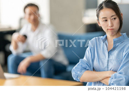 夫婦喧嘩をするふたり. 104421198