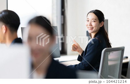 おしゃれなオフィスで働く おしゃれなオフィスで働く 104421214