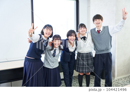 先生と記念写真を撮る中学生　 104421496