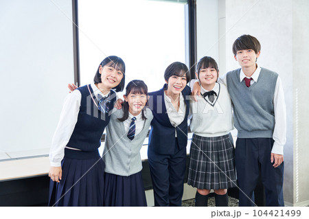 先生と記念写真を撮る中学生　 104421499