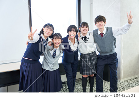 先生と記念写真を撮る中学生　 104421501