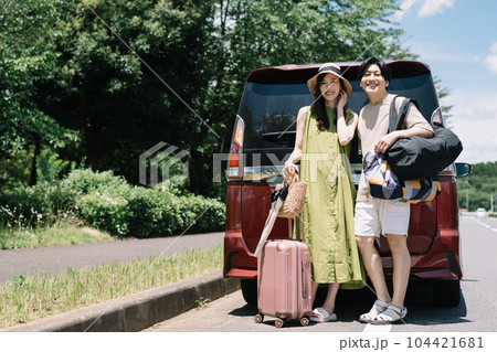 夏休みにクルマで旅行に行く笑顔のカップル・夫婦 104421681