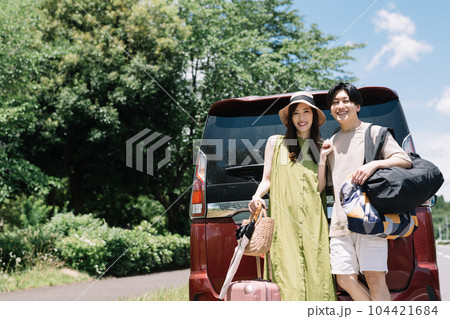 夏休みにクルマで旅行に行く笑顔のカップル・夫婦 104421684
