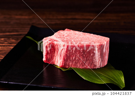 日本の牛肉、和牛黒いお皿の上にシャトーブリアンの牛肉 104421837