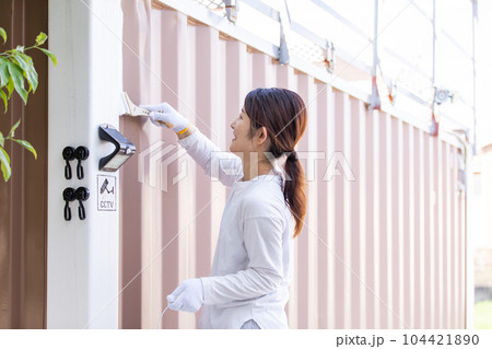 ペンキを塗る女性 woman painting ペンキを塗る女性 woman painting 104421890