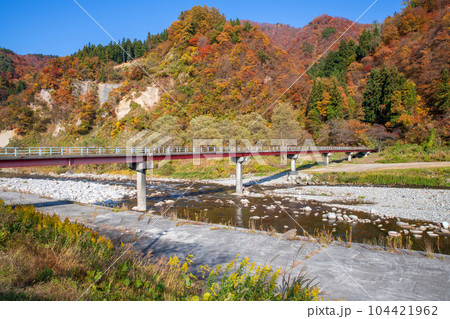 魚野川 神弁橋 秋景色 新潟県湯沢町 魚野川 神弁橋 秋景色 新潟県湯沢町 104421962