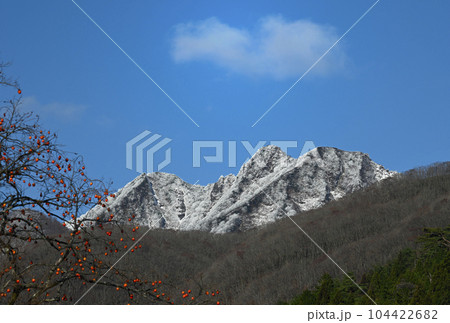 晩秋の烏ヶ山 104422682