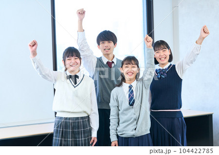 気合を入れ集合写真を撮る中学生 気合を入れ集合写真を撮る中学生 104422785