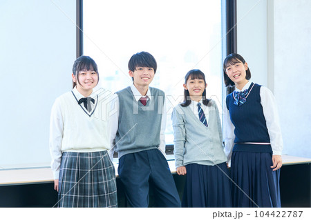 集合写真を撮る中学生　 104422787