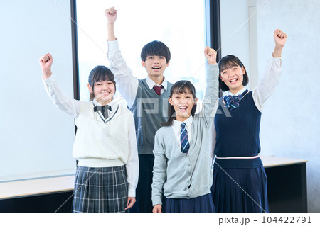 気合を入れ集合写真を撮る中学生 気合を入れ集合写真を撮る中学生 104422791