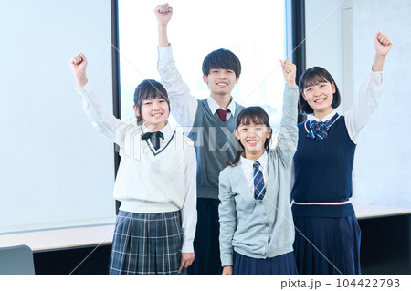 気合を入れ集合写真を撮る中学生 気合を入れ集合写真を撮る中学生 104422793