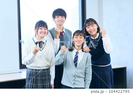 気合を入れ集合写真を撮る中学生 気合を入れ集合写真を撮る中学生 104422795