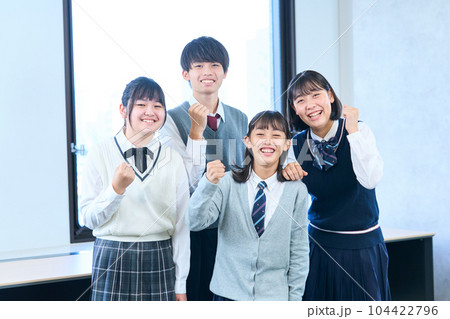 気合を入れ集合写真を撮る中学生 気合を入れ集合写真を撮る中学生 104422796