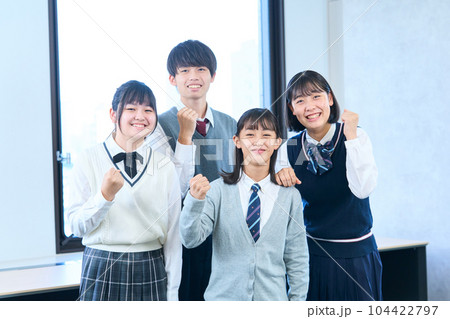 気合を入れ集合写真を撮る中学生　 104422797