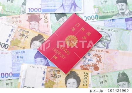 日本国のパスポート(一般旅券10年用赤色)と、韓国の通貨ウォンKRWの紙幣 日本国のパスポート(一般旅券10年用赤色)と、韓国の通貨ウォンKRWの紙幣 104422969