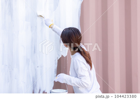 外壁を塗装する女性　woman painting an exterior wall 104423380