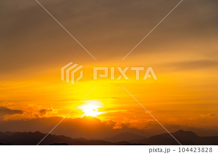 蒸し暑い日　夏のサンセット 104423828