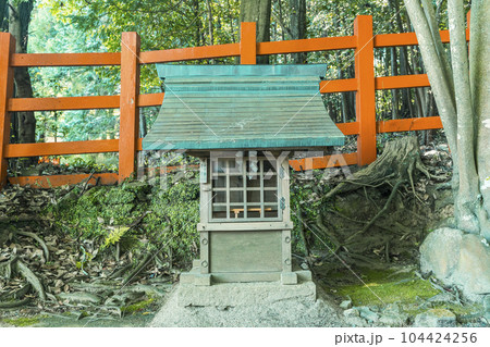 新緑に包まれた八大神社　末社　山ノ神・牛宮社（京都府京都市左京区一乗寺） 104424256