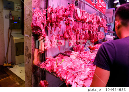 香港の市場の肉屋で売られる豚肉。牛肉や鶏肉より高級で高価。中国人は豚肉が大好きだ 104424688