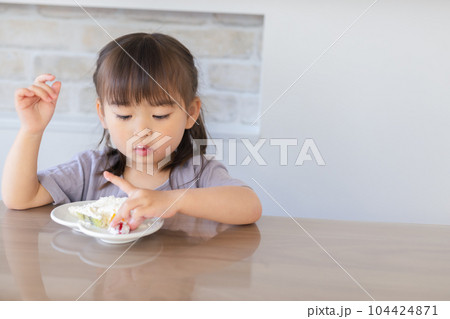 おやつを食べる子ども おやつを食べる子ども 104424871
