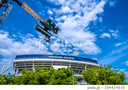 日本の横浜都市景観 関内駅南口交差点から横浜スタジアムなどを望む 日本の横浜都市景観 関内駅南口交差点から横浜スタジアムなどを望む 104424930