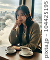 カフェ 窓辺 コーヒー 女性 デート 104425195