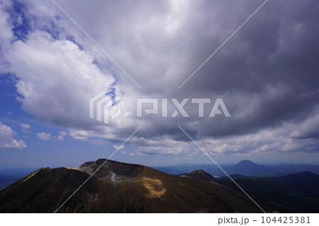 阿寒富士山頂からの雌阿寒岳 阿寒富士山頂からの雌阿寒岳 104425381