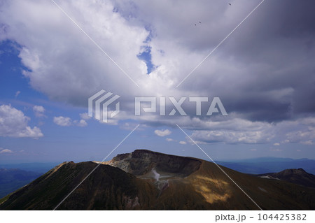 阿寒富士山頂からの雌阿寒岳 阿寒富士山頂からの雌阿寒岳 104425382