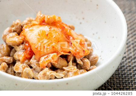 キムチ納豆。納豆アレンジ、白菜キムチトッピング。 104426285