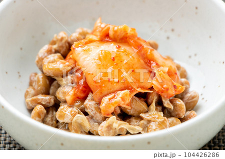 キムチ納豆。納豆アレンジ、白菜キムチトッピング。 104426286