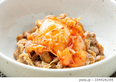 キムチ納豆。納豆アレンジ、白菜キムチトッピング。 キムチ納豆。納豆アレンジ、白菜キムチトッピング。 104426289