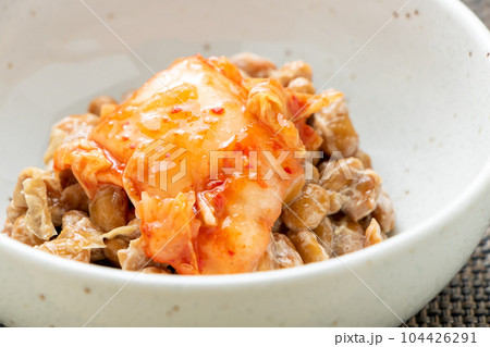 キムチ納豆。納豆アレンジ、白菜キムチトッピング。 104426291