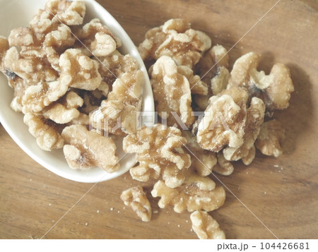 お皿に盛られたクルミ 104426681