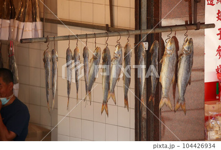 香港・徳輔道西の「海味街」で売られる塩干し魚（ハムユイ）。以前は安かったが現在は高価 104426934