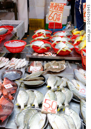 香港島北角の市場で売られる魚。日本ではなじみのない魚も多い 104426945