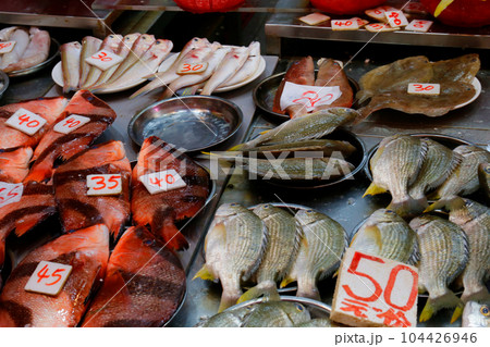 香港島北角の市場で売られる魚。日本ではなじみのない魚も多い 104426946
