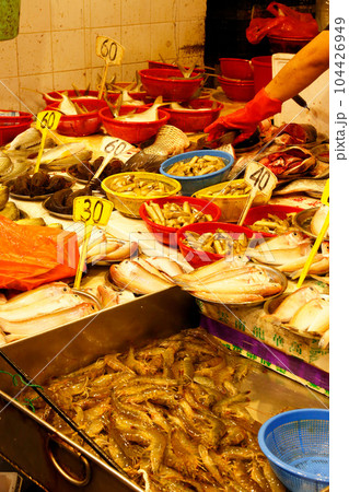 香港島北角の市場で売られる魚。日本ではなじみのない魚も多い 104426949