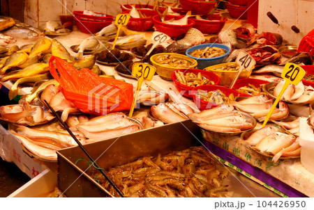 香港島北角の市場で売られる魚。日本ではなじみのない魚も多い 104426950