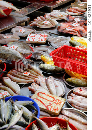 香港島北角の市場で売られる魚。日本ではなじみのない魚も多い 104426951