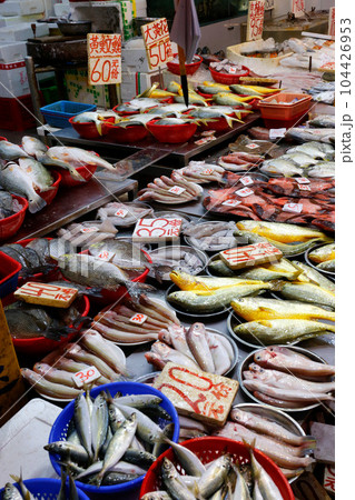 香港島北角の市場で売られる魚。日本ではなじみのない魚も多い 104426953