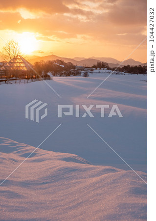 雪がオレンジ色に染まる風景 (蒜山高原) 雪がオレンジ色に染まる風景 (蒜山高原) 104427032