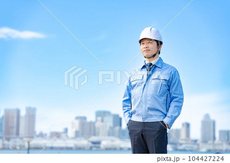 作業服の男性 ヘルメット 青空 作業服の男性 ヘルメット 青空 104427224