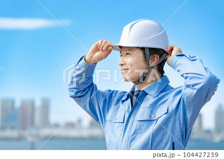 作業服の男性　ヘルメット　青空 104427239