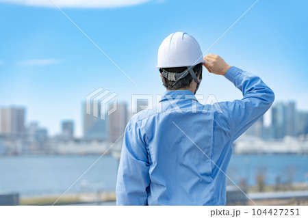 作業服の男性 ヘルメット 青空 作業服の男性 ヘルメット 青空 104427251