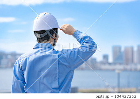 作業服の男性 ヘルメット 青空 作業服の男性 ヘルメット 青空 104427252
