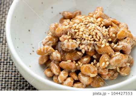 炒りごまをかけた納豆。 104427553