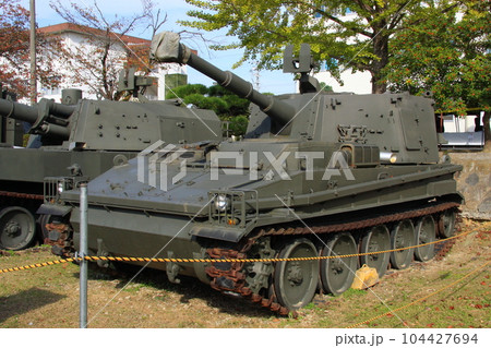 74式自走105mmりゅう弾砲（駐屯地の保存展示車両） 104427694