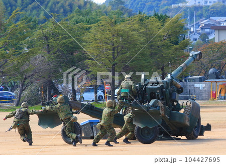 155mm榴弾砲FH-70の空砲発射展示：人力による展開作業 104427695
