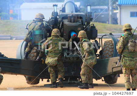 155mm榴弾砲FH-70の空砲発射展示：装薬の装填の写真素材 [104427697] - PIXTA