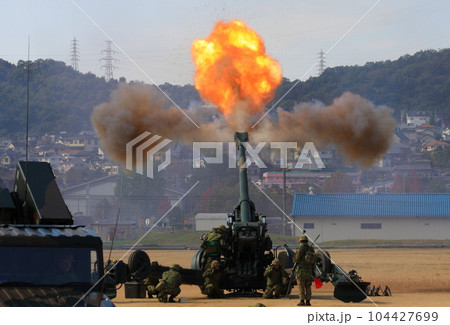 155mm榴弾砲FH-70の空砲発射展示:発砲の瞬間 155mm榴弾砲FH-70の空砲発射展示:発砲の瞬間 104427699